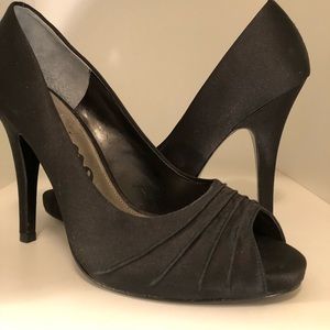 Nina 4.5 Peep Toe Pump size 8 Satin Heel